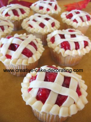 Cupcakes decorating to look like cherry pies