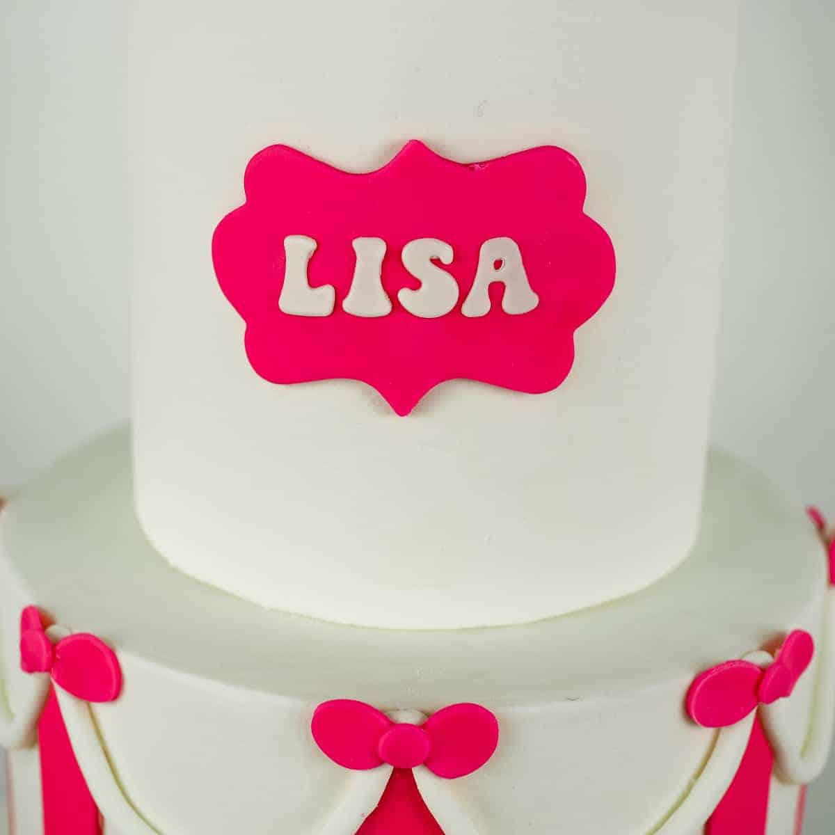 Cake Lettering - How to Center Letters on Cakes