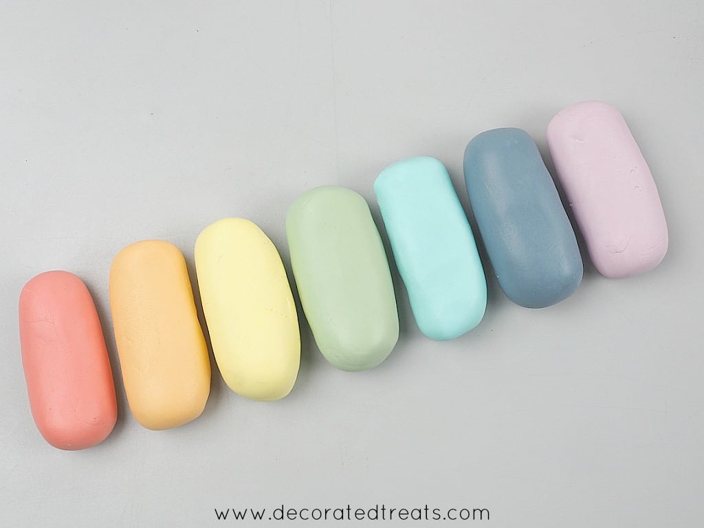 Fondant arranged in a row, in the 7 colors of a rainbow