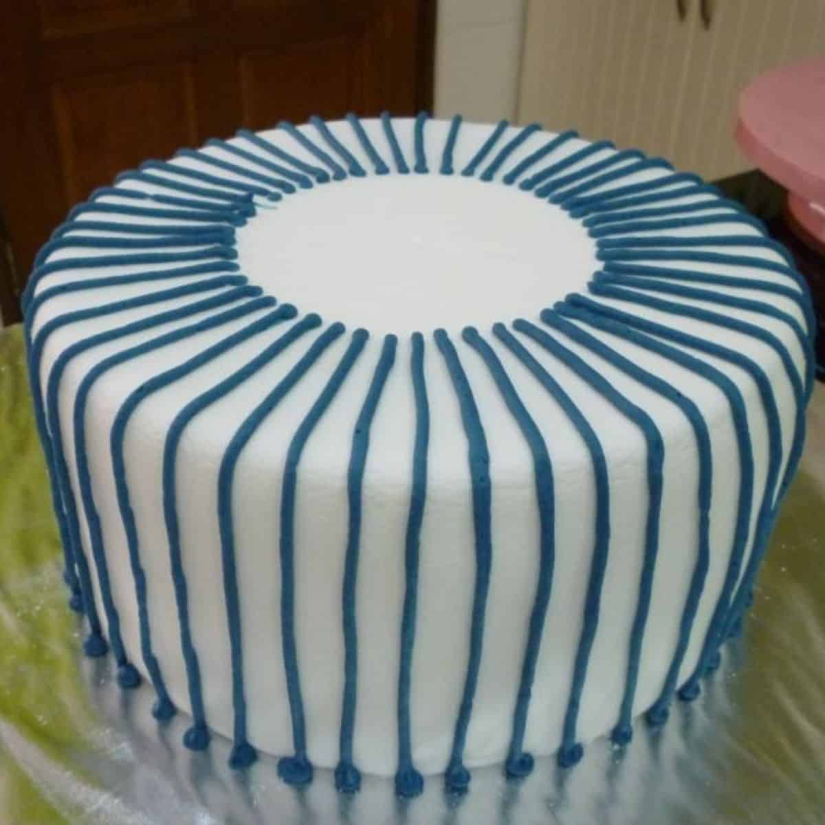 How to Pipe Consistent Lines on Cakes Decorated Treats