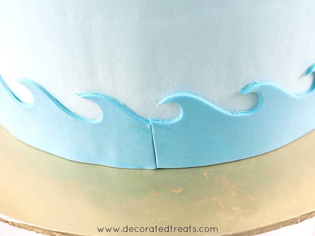 Fondant waves border on a cake