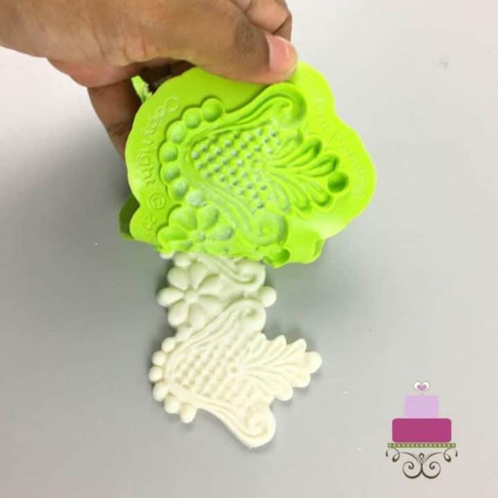 Removing fondant lace from a silicone fondant mold
