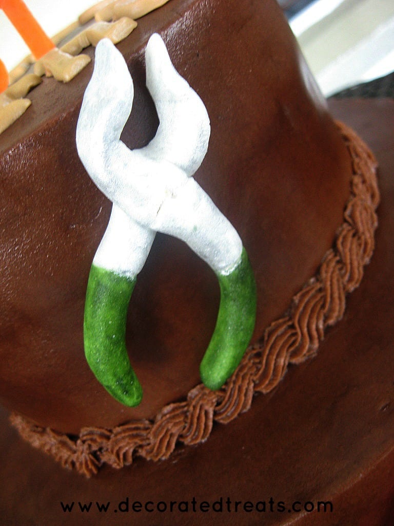 Fondant pliers on the sides of a cake