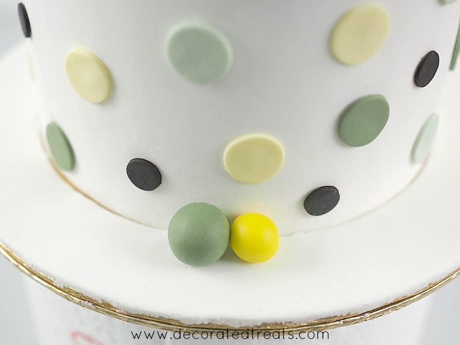 Green and yellow balls on the cake border