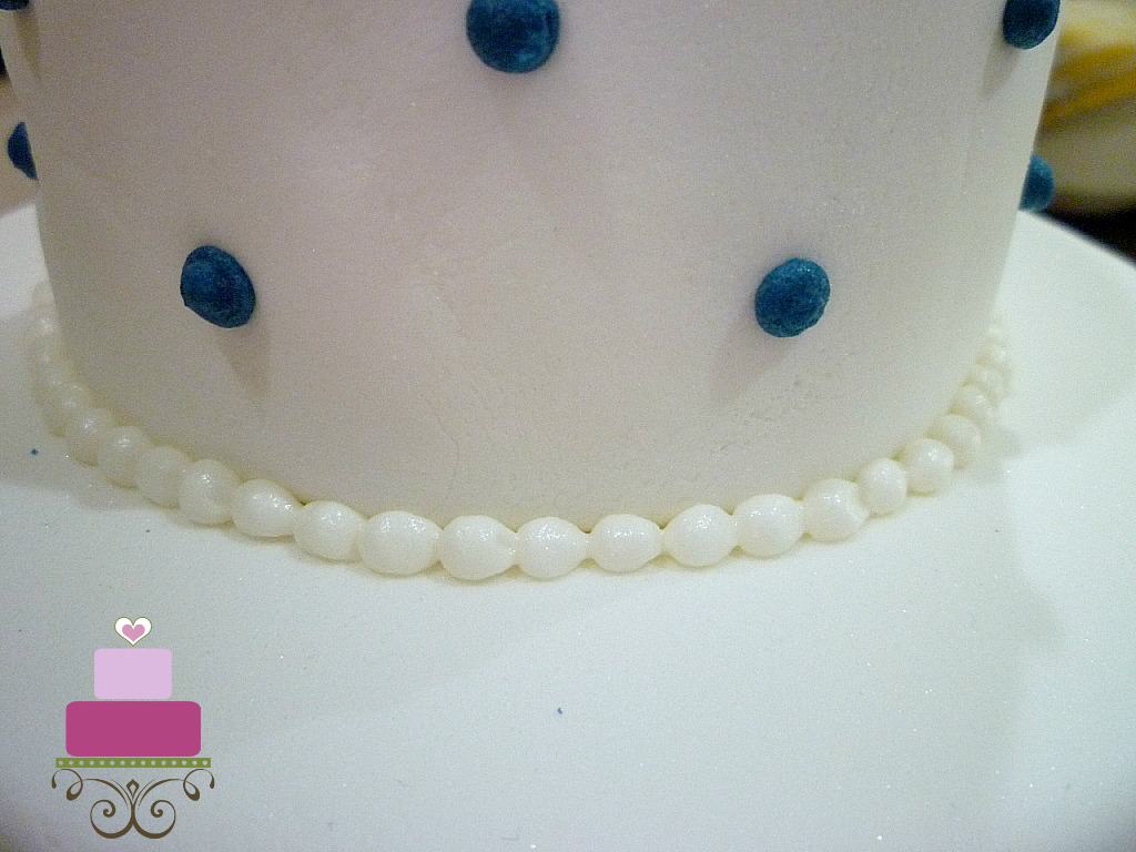 Bead border on a round cake