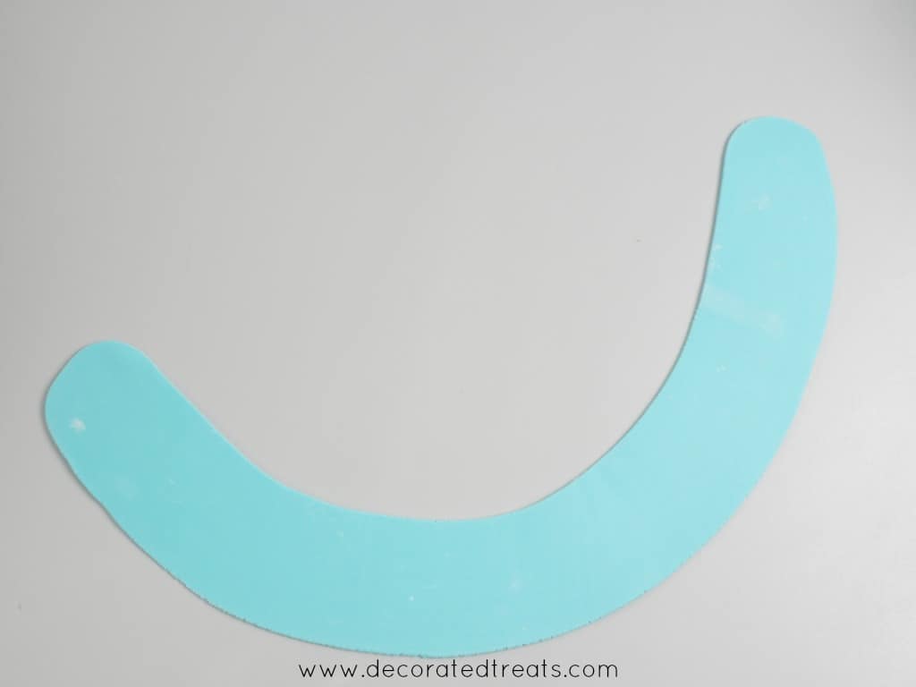 A curved stripe of rolled blue fondant