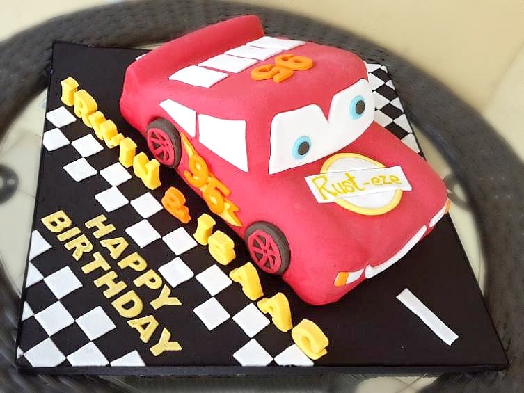 Top view of the red car cake.