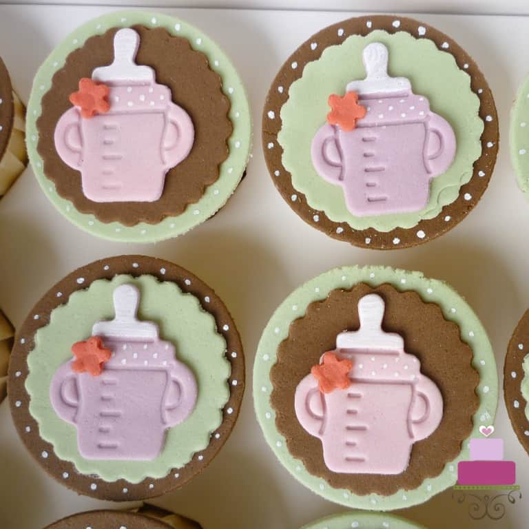 Cupcakes with baby bottle fondant deco