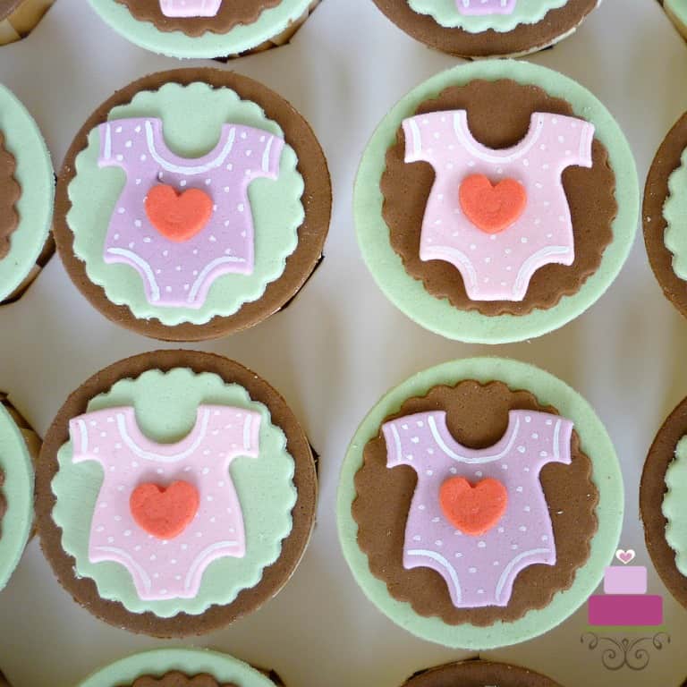Cupcakes with baby body suit fondant deco