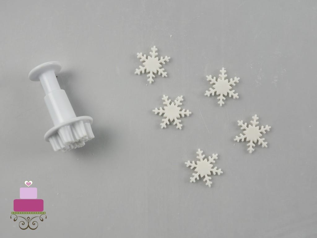 Fondant snowflakes and a snowflakes plunger cutter