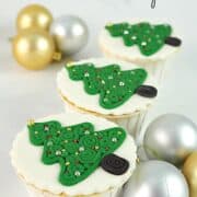 4 cupcakes with 2d Christmas tree deco