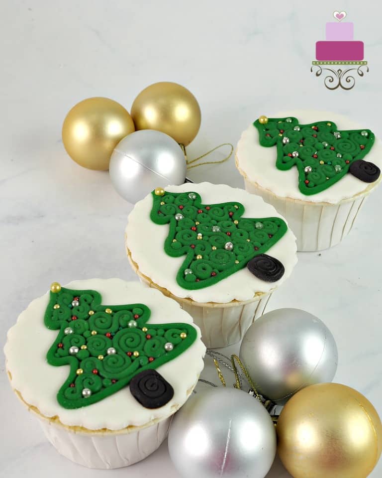 4 cupcakes with 2d Christmas tree deco