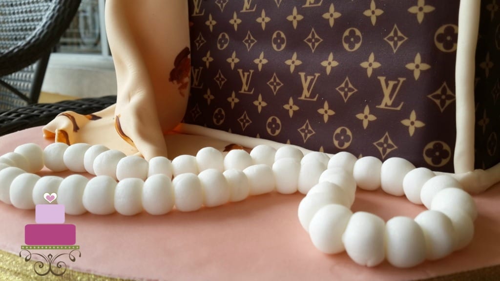 Edible pearl necklace in fondant