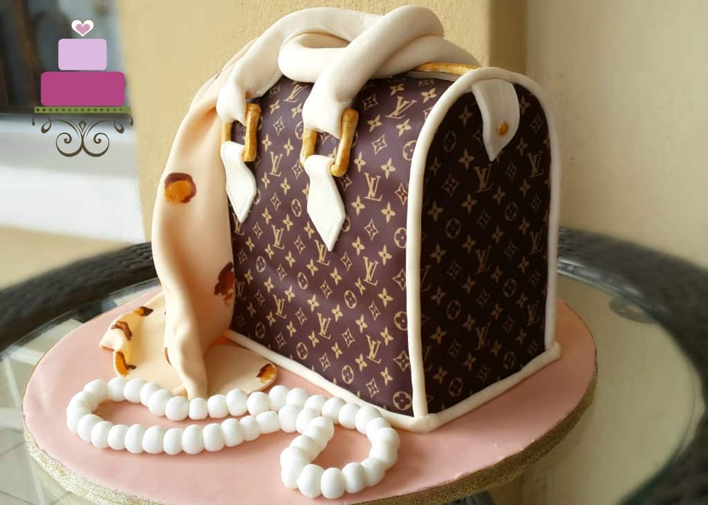 路易威登（Louis Vuitton）启发的手提包蛋糕，配以豹纹围巾和可食用的珍珠项链
