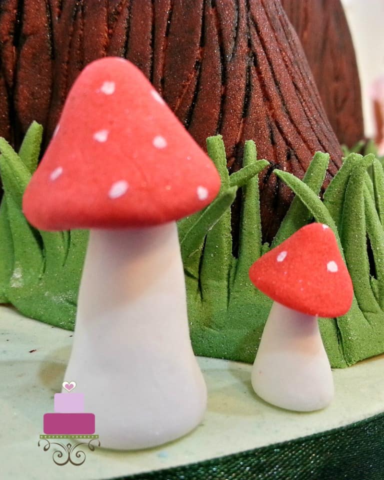 Fondant mushrooms in red and white.