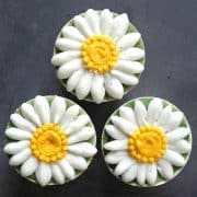 3 daisy cupcakes.