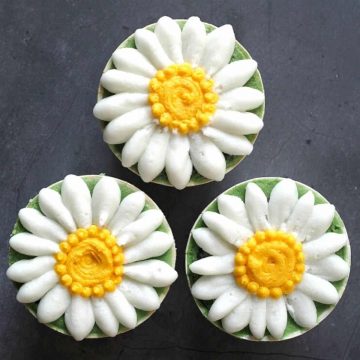 3 daisy cupcakes