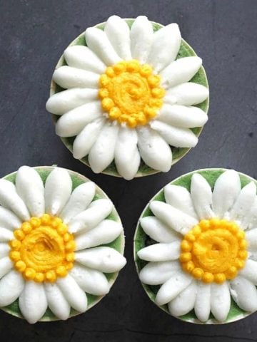 3 daisy cupcakes