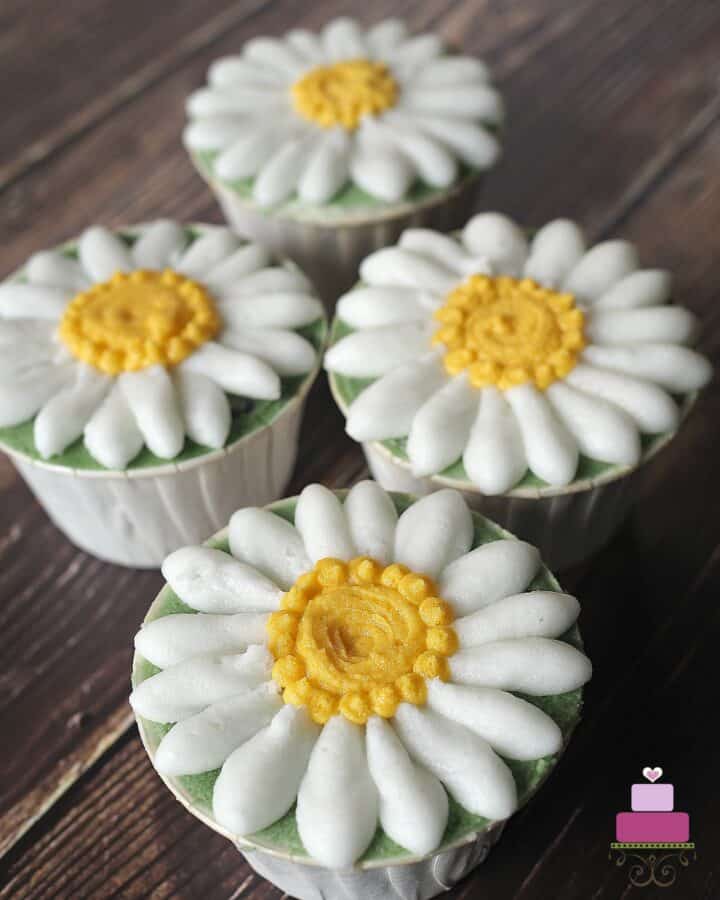 How to Make Buttercream Daisy Cupcakes Decorated Treats