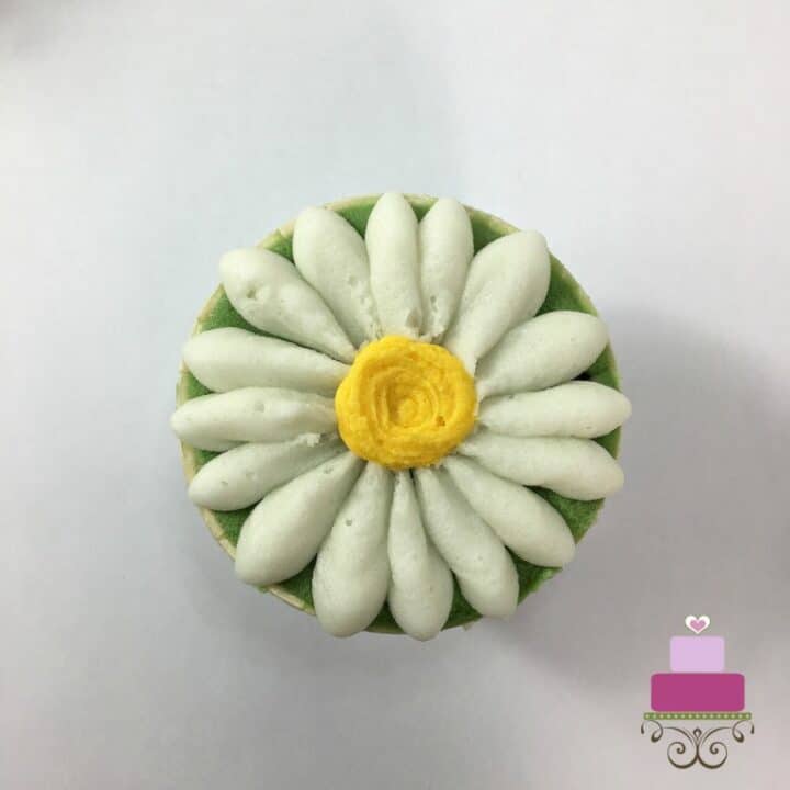 How to Make Buttercream Daisy Cupcakes Decorated Treats