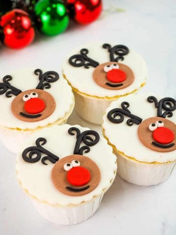 4 cupcakes with reindeer face deco