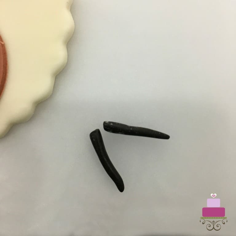 2 small strips of black fondant.
