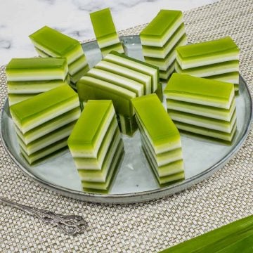 Pandan jelly arranged in a round grey plate