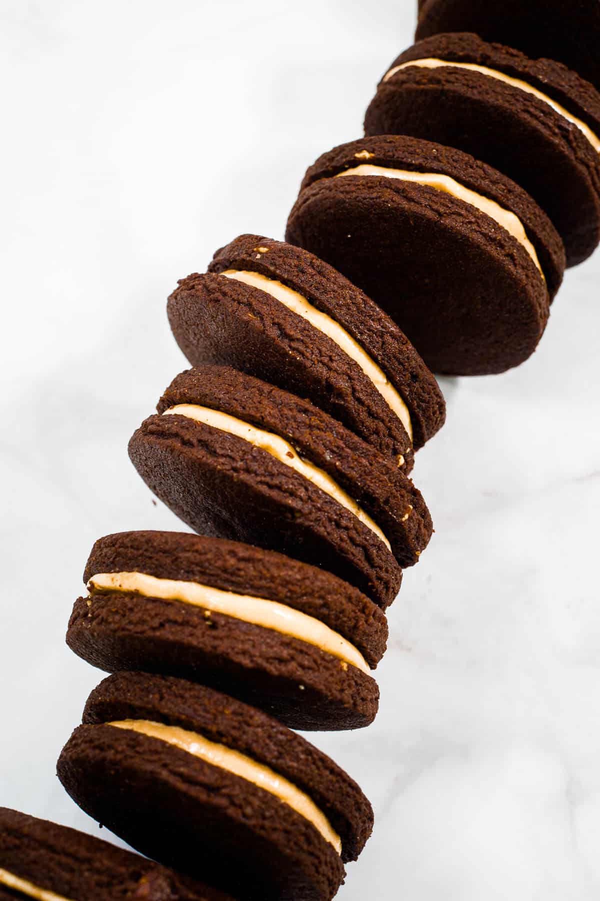 Chocolate sandwich cookies in a row.