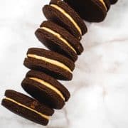 Chocolate sandwich cookies in a row.